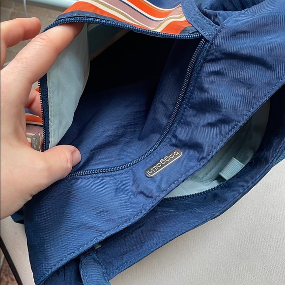 Baggallini Crossbody Travel Bag Pacific Stripe Nylon Large Size Messenger - Picture 5 of 14